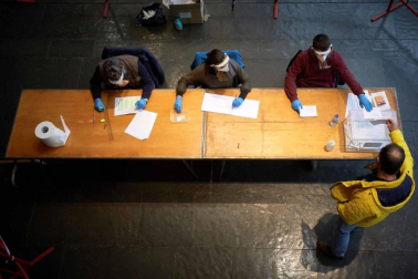 Los catalanes acuden a votar este domingo, 14 de febrero, en unas nuevas elecciones al Parlament