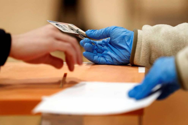 Los catalanes acuden a votar este domingo, 14 de febrero, en unas nuevas elecciones al Parlament