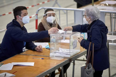 Los catalanes acuden a votar este domingo, 14 de febrero, en unas nuevas elecciones al Parlament