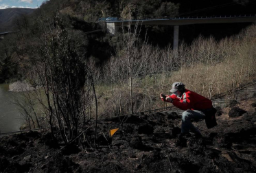 Las causas del incendio que se originó en Bera y que ha calcinado 1.800 hectáreas en Navarra, Guipúzcoa y Francia están siendo investigadas por la Policía Foral para determinar si el fuego ha sido fortuito o provocado, aunque parece que la actividad humana está detrás.
