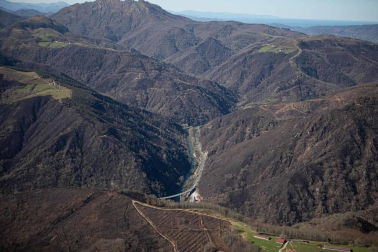 Las causas del incendio que se originó en Bera y que ha calcinado 1.800 hectáreas en Navarra, Guipúzcoa y Francia están siendo investigadas por la Policía Foral para determinar si el fuego ha sido fortuito o provocado, aunque parece que la actividad humana está detrás.
