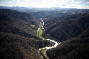 Las causas del incendio que se originó en Bera y que ha calcinado 1.800 hectáreas en Navarra, Guipúzcoa y Francia están siendo investigadas por la Policía Foral para determinar si el fuego ha sido fortuito o provocado, aunque parece que la actividad humana está detrás.