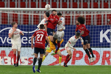 Imágenes de la Jornada 24 del choque disputado en el El Sadar que terminó con triunfo del equipo hispalense
