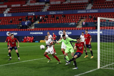 Imágenes de la Jornada 24 del choque disputado en el El Sadar que terminó con triunfo del equipo hispalense