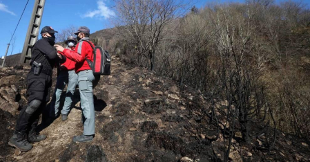 Las causas del incendio que se originó en Bera y que ha calcinado 1.800 hectáreas en Navarra, Guipúzcoa y Francia están siendo investigadas por la Policía Foral para determinar si el fuego ha sido fortuito o provocado, aunque parece que la actividad humana está detrás.