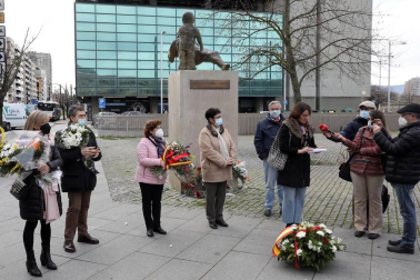 Una ofrenda floral recuerda en Pamplona a las víctimas del terrorismo de ETA
