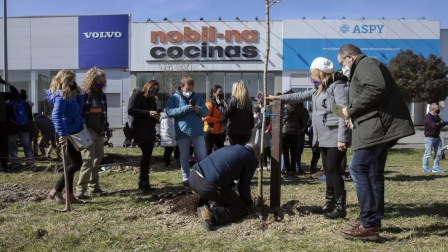 Decenas de personas han participado este sábado en Noáin en la plantación de árboles organizada por el Ayuntamiento de la localidad.
