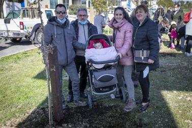 Decenas de personas han participado este sábado en Noáin en la plantación de árboles organizada por el Ayuntamiento de la localidad.