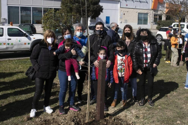 Decenas de personas han participado este sábado en Noáin en la plantación de árboles organizada por el Ayuntamiento de la localidad.