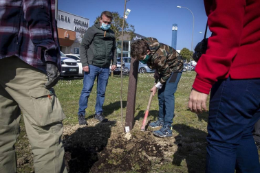 Decenas de personas han participado este sábado en Noáin en la plantación de árboles organizada por el Ayuntamiento de la localidad.