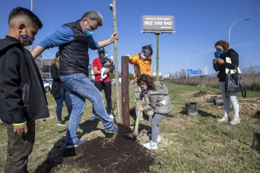 Decenas de personas han participado este sábado en Noáin en la plantación de árboles organizada por el Ayuntamiento de la localidad.