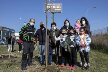 Decenas de personas han participado este sábado en Noáin en la plantación de árboles organizada por el Ayuntamiento de la localidad.