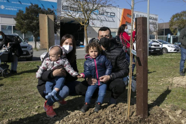 Decenas de personas han participado este sábado en Noáin en la plantación de árboles organizada por el Ayuntamiento de la localidad.