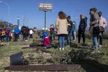 Decenas de personas han participado este sábado en Noáin en la plantación de árboles organizada por el Ayuntamiento de la localidad.