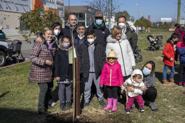 Decenas de personas han participado este sábado en Noáin en la plantación de árboles organizada por el Ayuntamiento de la localidad.