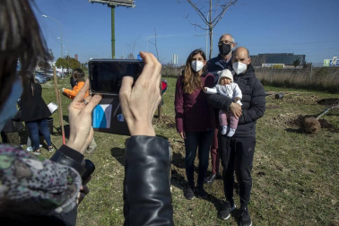 Decenas de personas han participado este sábado en Noáin en la plantación de árboles organizada por el Ayuntamiento de la localidad.