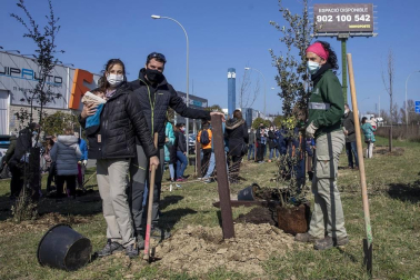 Decenas de personas han participado este sábado en Noáin en la plantación de árboles organizada por el Ayuntamiento de la localidad.