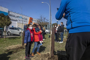 Decenas de personas han participado este sábado en Noáin en la plantación de árboles organizada por el Ayuntamiento de la localidad.