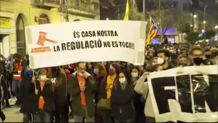 Fuertes disturbios en Barcelona al término de la manifestación en favor de la libertad de Pablo Hasel