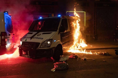 Queman una furgoneta de la la Guardia Urbana con un agente dentro, que ha escapado