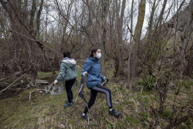 Jóvenes del grupo scout Mikael limpiaron el cauce y las orillas del Arga en la zona de la Nogalera de Burlada.