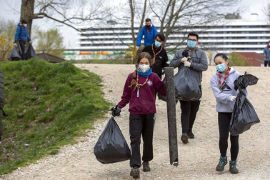 Jóvenes del grupo scout Mikael limpiaron el cauce y las orillas del Arga en la zona de la Nogalera de Burlada.