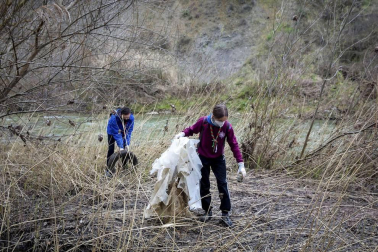 Jóvenes del grupo scout Mikael limpiaron el cauce y las orillas del Arga en la zona de la Nogalera de Burlada.