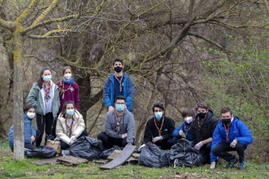 Jóvenes del grupo scout Mikael limpiaron el cauce y las orillas del Arga en la zona de la Nogalera de Burlada.