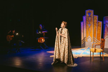 La soprano navarra María Bayo protagoniza esta semana en el Teatro Poliorama de Barcelona el espectáculo "Divina Cleopatra", en el que evocará a la mítica reina egipcia.