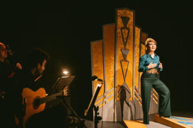 La soprano navarra María Bayo protagoniza esta semana en el Teatro Poliorama de Barcelona el espectáculo "Divina Cleopatra", en el que evocará a la mítica reina egipcia.