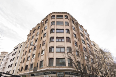 Una vivienda señorial con cinco habitaciones en un edificio cuidado