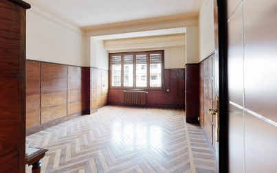 Una vivienda señorial con cinco habitaciones en un edificio cuidado