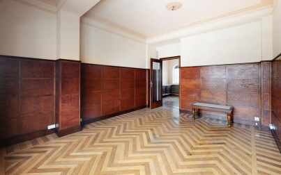 Una vivienda señorial con cinco habitaciones en un edificio cuidado