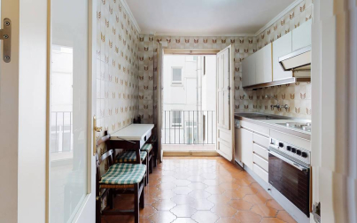 Una vivienda señorial con cinco habitaciones en un edificio cuidado