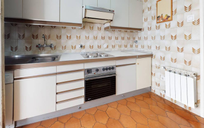 Una vivienda señorial con cinco habitaciones en un edificio cuidado