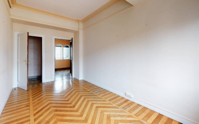 Una vivienda señorial con cinco habitaciones en un edificio cuidado