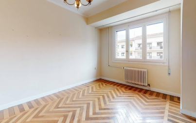 Una vivienda señorial con cinco habitaciones en un edificio cuidado