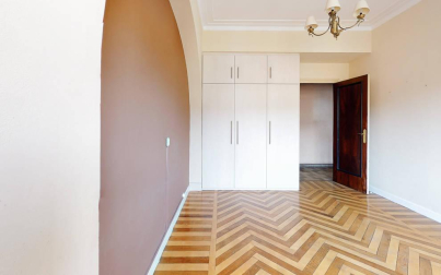 Una vivienda señorial con cinco habitaciones en un edificio cuidado