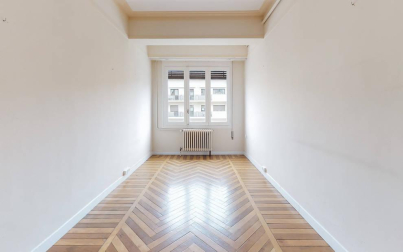 Una vivienda señorial con cinco habitaciones en un edificio cuidado