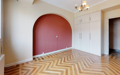 Una vivienda señorial con cinco habitaciones en un edificio cuidado
