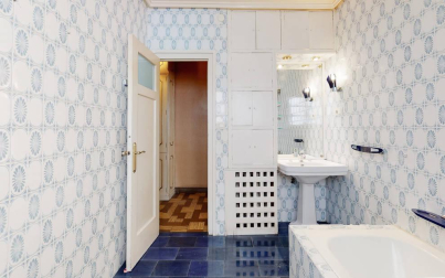 Una vivienda señorial con cinco habitaciones en un edificio cuidado