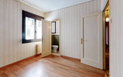 Una vivienda señorial con cinco habitaciones en un edificio cuidado