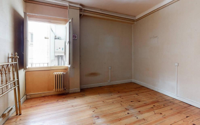 Una vivienda señorial con cinco habitaciones en un edificio cuidado