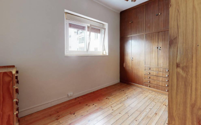 Una vivienda señorial con cinco habitaciones en un edificio cuidado