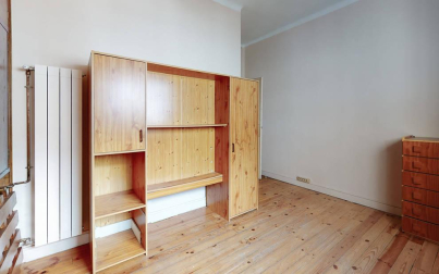 Una vivienda señorial con cinco habitaciones en un edificio cuidado