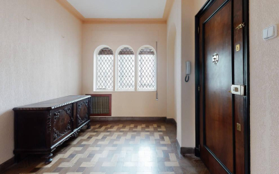 Una vivienda señorial con cinco habitaciones en un edificio cuidado