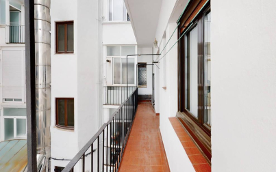 Una vivienda señorial con cinco habitaciones en un edificio cuidado