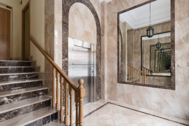 Una vivienda señorial con cinco habitaciones en un edificio cuidado