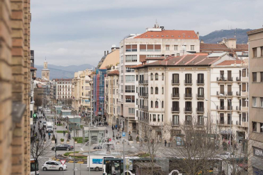 Una vivienda señorial con cinco habitaciones en un edificio cuidado