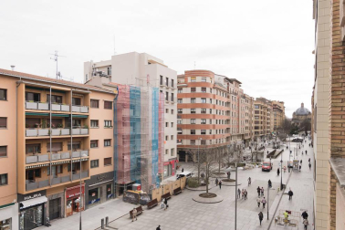 Una vivienda señorial con cinco habitaciones en un edificio cuidado